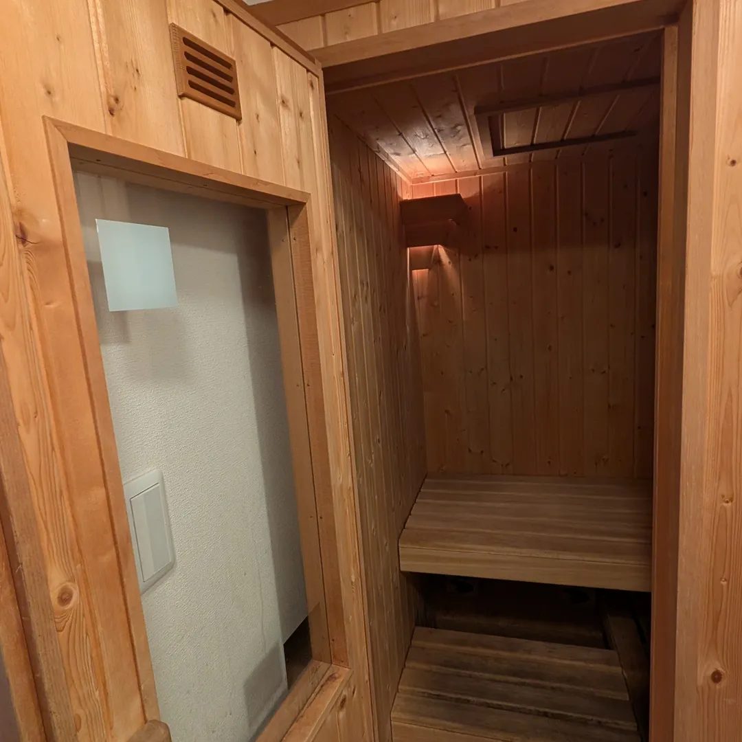 屋上サウナ室内